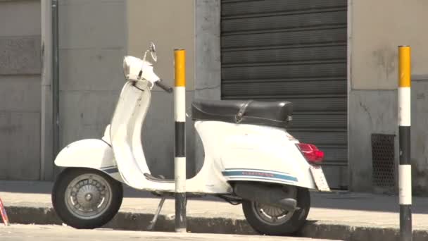 Vespa scooter på gatan — Stockvideo