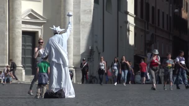 Piazza del Popolo insan Özgürlük heykeli — Stok video