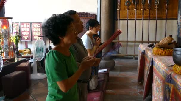 Ανθρώπους που προσεύχονταν σε ένα ναό — Αρχείο Βίντεο