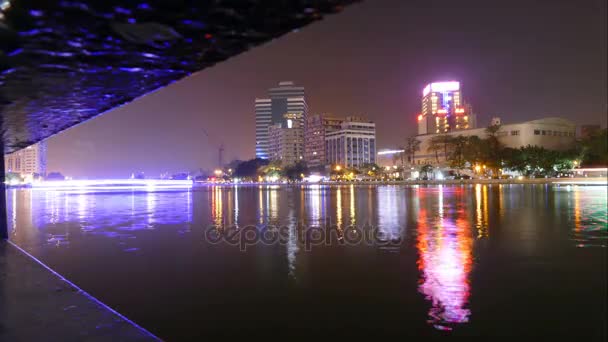 Skyline i Kaohsiung på kärlek river — Stockvideo