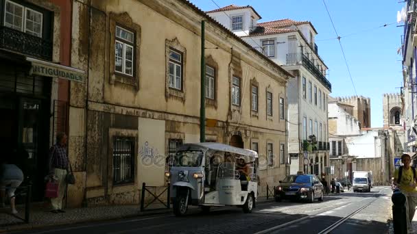 Lizbon sokaklarda tarihi eski tramvay — Stok video