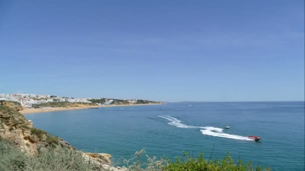 Bateau naviguant sur la côte 