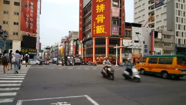 Trafik på gatorna i Kaoshiungs — Stockvideo