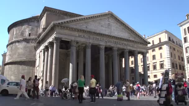 Lidé sledují na Pantheon