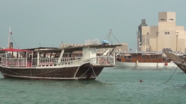 Bateaux touristiques avec Musée d'Art Islamique — Video