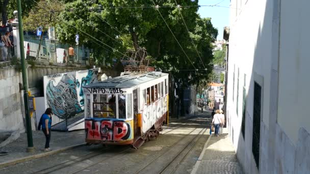 Historische oude tram in straten van Lissabon — Stockvideo