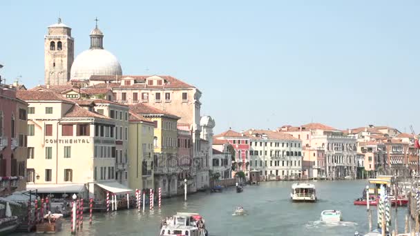 Blick auf den Kanal von der Brücke in Venedig — Stockvideo