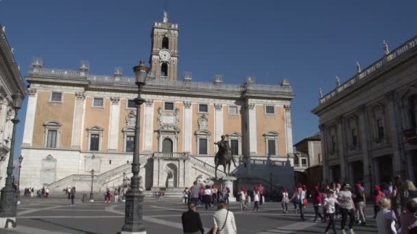 People on piazza d'Aracoeli — Stock video