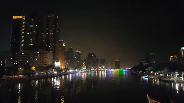 Skyline van Kaohsiung op de rivier van liefde — Stockvideo