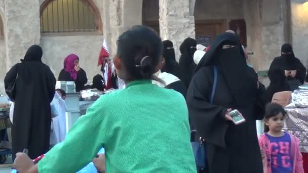 Femmes voilées au souk Waqif — Video