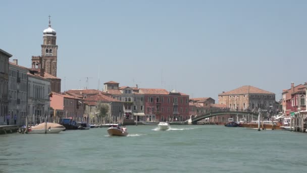 Canal con barcos en Murano — Vídeo de stock