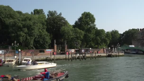 Γόνδολες και θαλάσσιο ταξί στο Canal Grande — Αρχείο Βίντεο