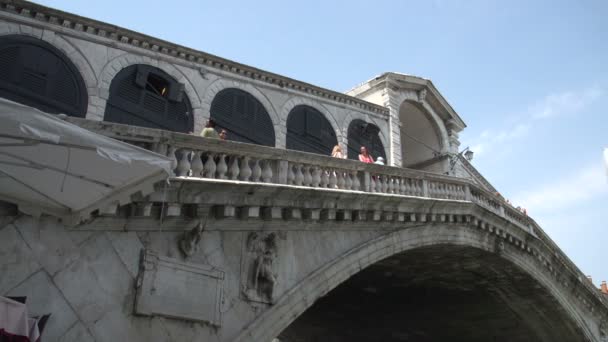 Ludzie na most Ponte di Rialto — Wideo stockowe