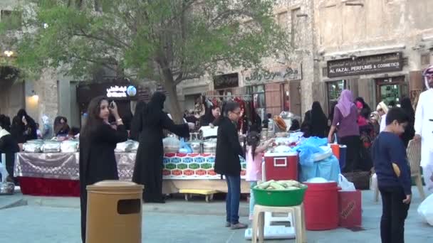 Przygotowanie i sprzedaż żywności w souq Waqif — Wideo stockowe