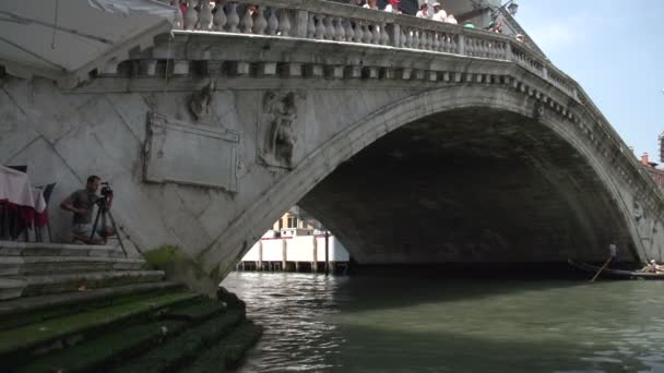 Menschen auf der Brücke Ponte di Rialto — Stockvideo