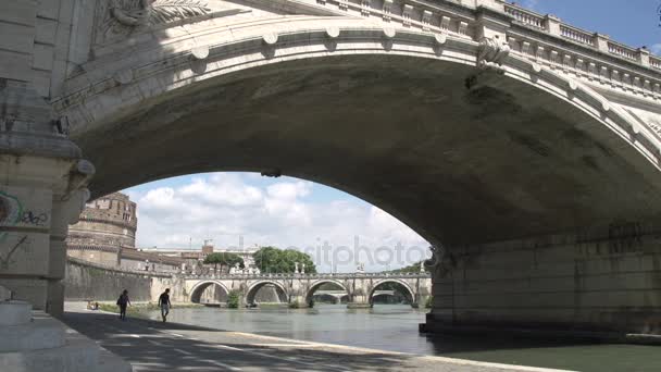 Mensen lopen op de Tiber — Stockvideo