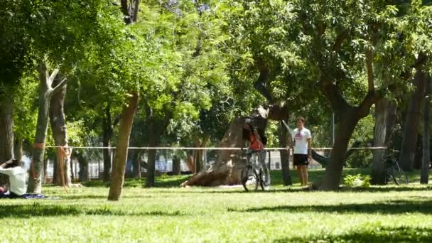 Slacklining en el parque Turia — Vídeo de stock