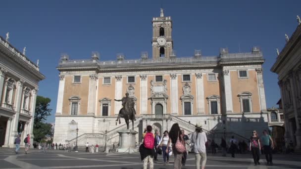 Menschen auf der Piazza d 'aracoeli — Stockvideo