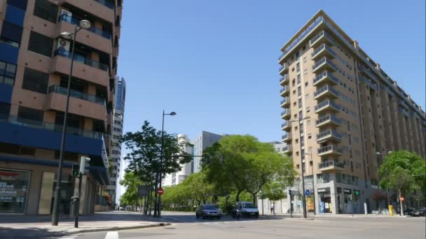 Tráfego e edifícios nas ruas de Valência — Vídeo de Stock