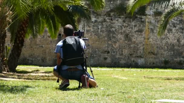 Hombre Tomando Fotos Parque Turia Durante Día — Vídeo de stock