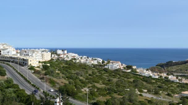 Weiße Häuser in der Bucht von Albufeira — Stockvideo