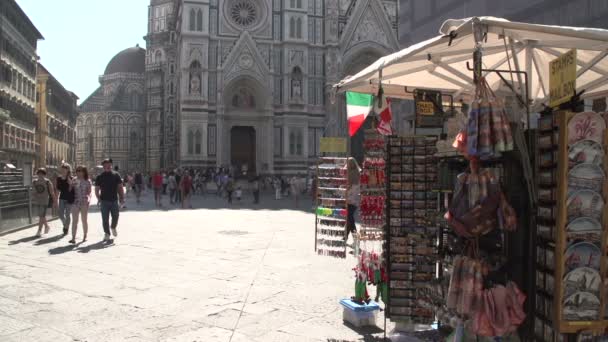Souvenir stall vid katedralen i Florens — Stockvideo