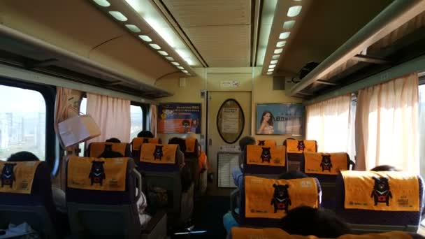 In de trein van Taipei naar Tamsui — Stockvideo
