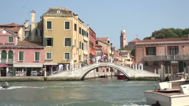 Venedik manzaralı tarafından geçen tekneler — Stok video