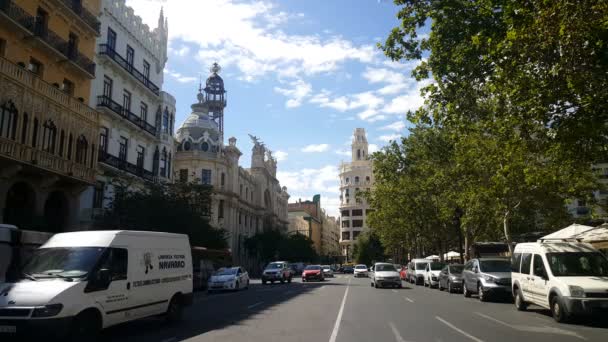 Verkeer en gebouwen in de straten van Valencia — Stockvideo