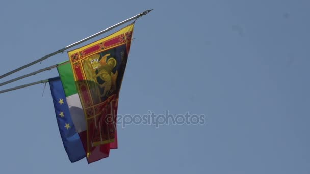 Banderas ondeando en el cielo azul — Vídeos de Stock