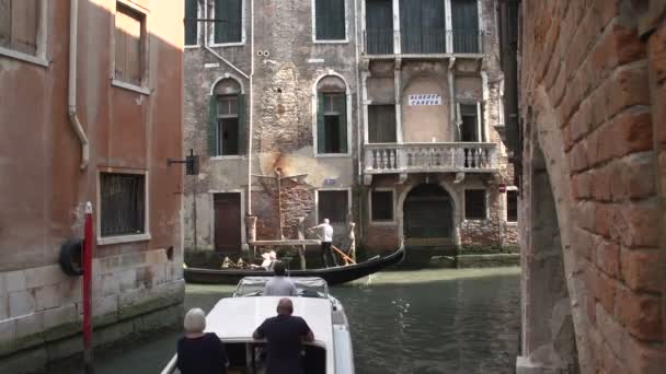 Góndola navegando por los canales de Venecia — Vídeo de stock