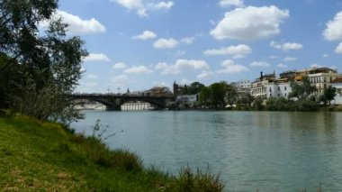 Müze binası kanal üzerinden görünümünü 