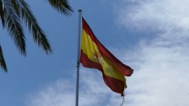 İspanyol bayrağı sallayarak gökyüzüne