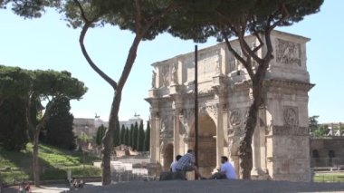 Konstantin Arch ve etrafında insanlar