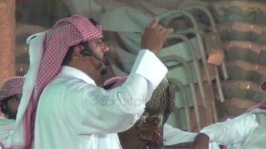 Arap adam Şahin satmaya çalışan