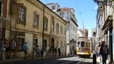 Lizbon sokaklarda tarihi eski tramvay
