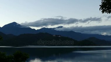 bulutlar dağlar üzerinde  