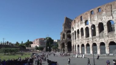 İnsanların önünde Colosseum,  
