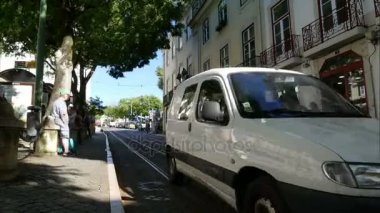 Lizbon sokaklarda tarihi eski tramvay