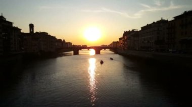 Ponte Vecchio yukarıda günbatımı
