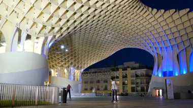 Metropol şemsiye altında yatılı paten