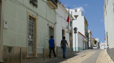 Tarihi sokaklarda yürüyen turist