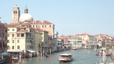 Köprüsü'nden geçerek tekneler ile kanal 