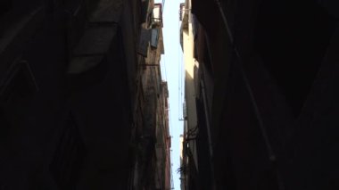 Dar sokakta aşağı eğimli 