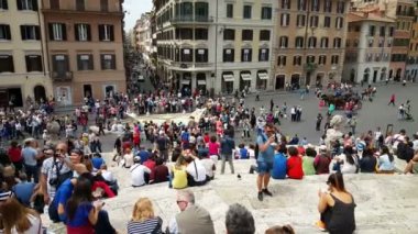 İspanyol basamaklarında oturan insanlar 