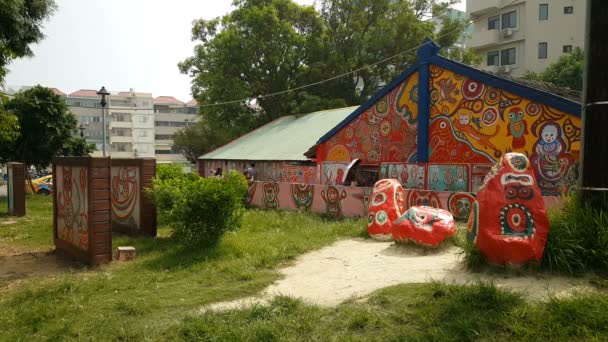 Les gens dans la galerie extérieure de Rainbow village — Video