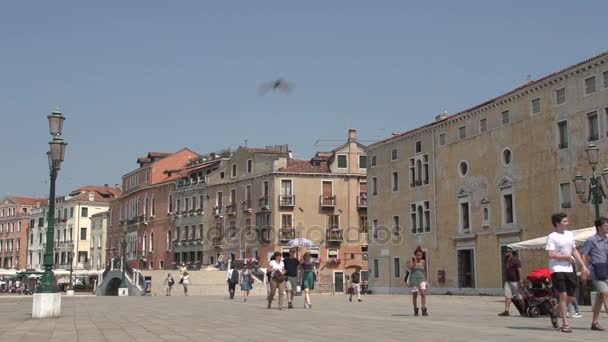 Gente caminando por la Plaza San Marco — Vídeos de Stock