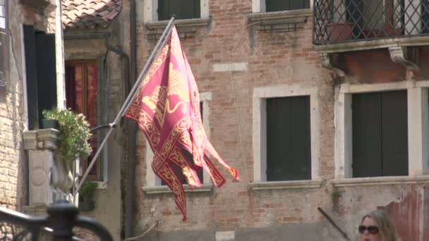 Bandera veneciana ondeando en el viento — Vídeo de stock