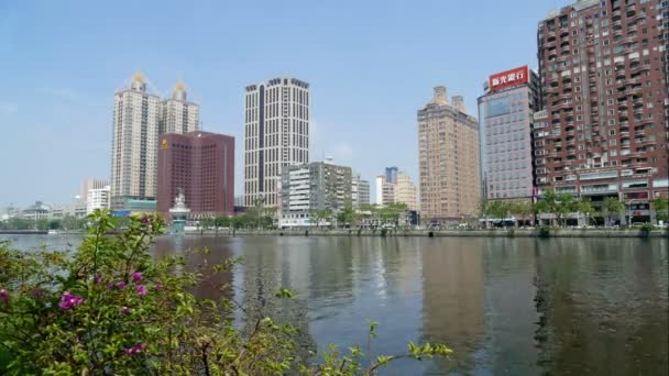 Skyline de Kaohsiung en el río del amor — Vídeo de stock