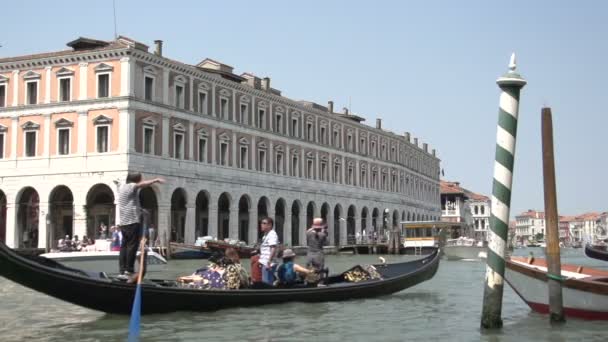 Гондалас перед Кампо Эрберия в Венеции — стоковое видео